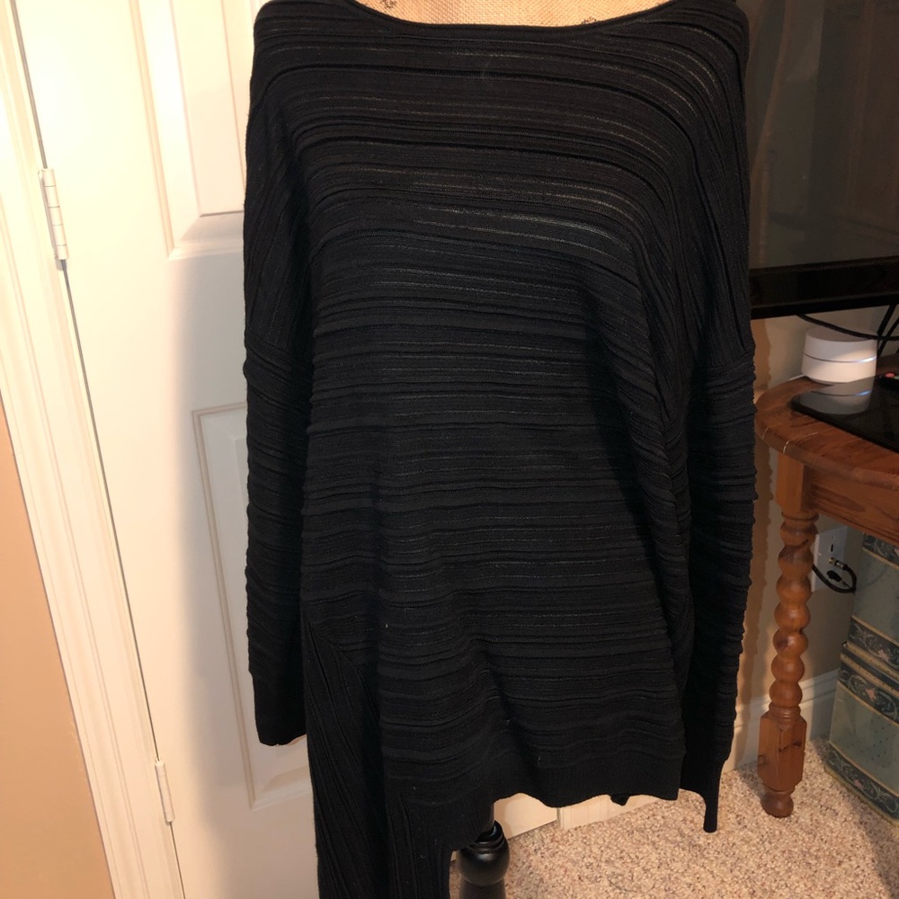 🎉🎉 GORGEOUS ASYMMETRICAL ST. JOHN TOP 🎉🎉